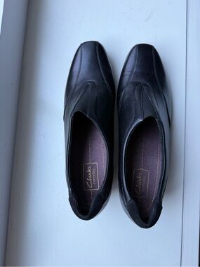 Clarks women’s Black leather loafers size 10 - NWOT Never Worn
